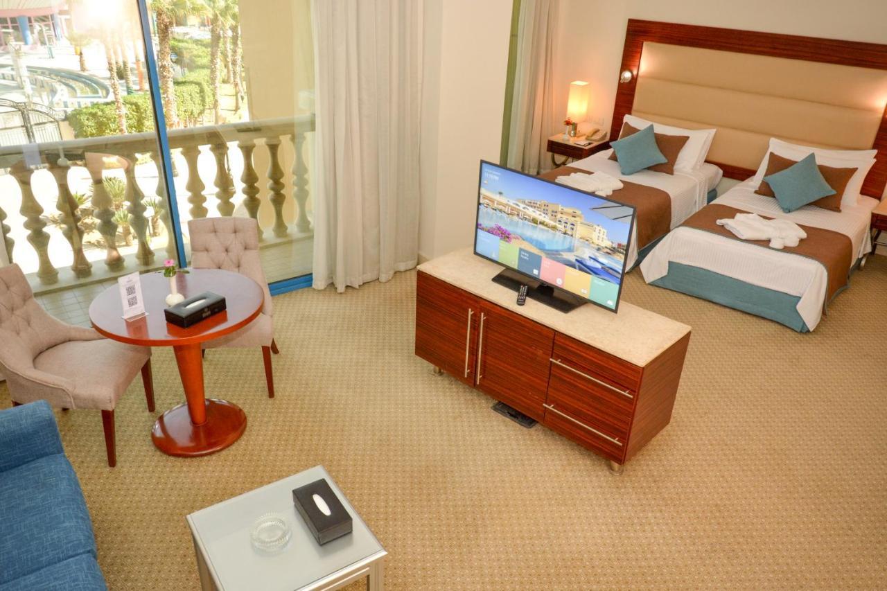 梦境赫尔南国际酒店 6th of October City 外观 照片 A hotel room with a television