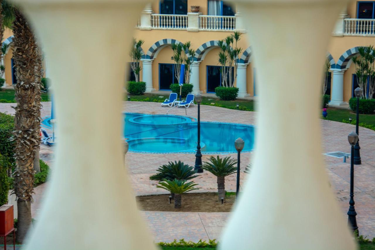 梦境赫尔南国际酒店 6th of October City 外观 照片 The swimming pool at the hotel