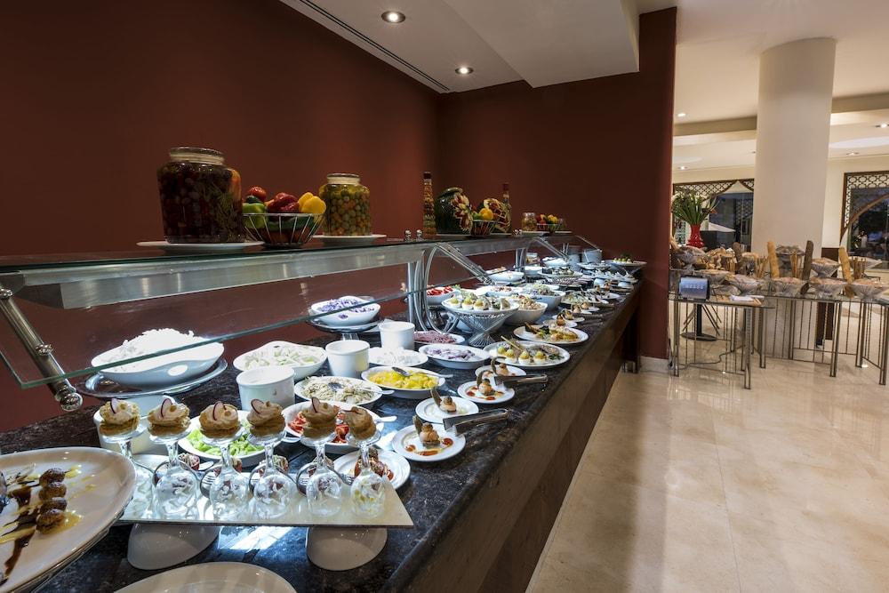梦境赫尔南国际酒店 6th of October City 外观 照片 A buffet at a hotel