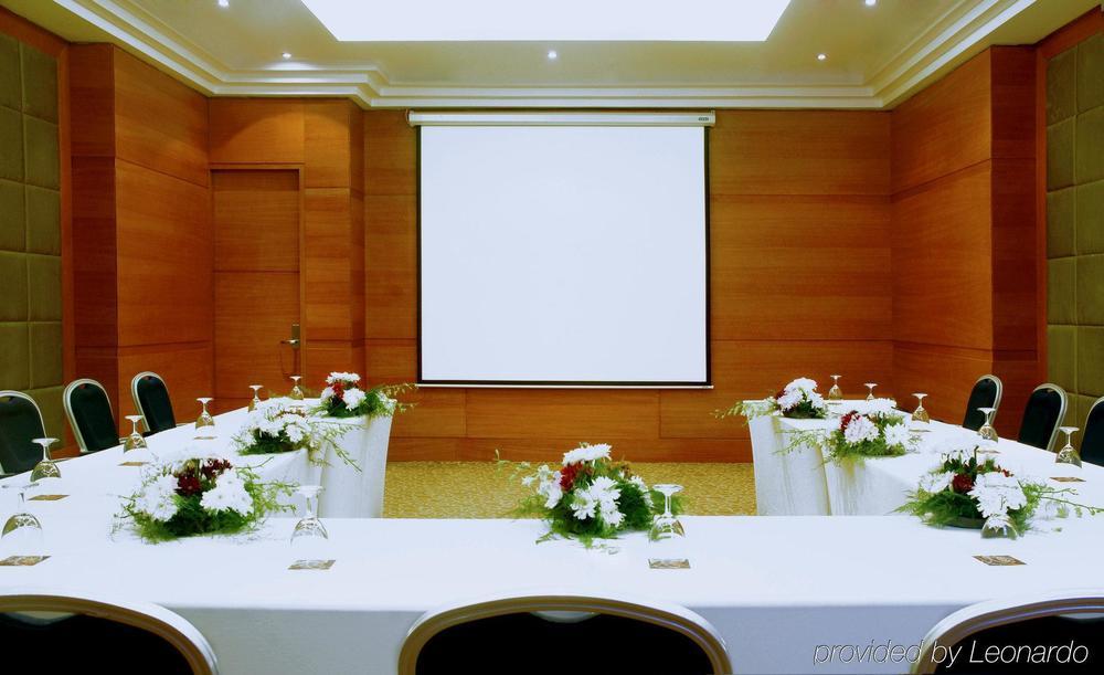 梦境赫尔南国际酒店 6th of October City 外观 照片 A projection screen in a meeting room